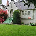 Vintage And Secluded Room In Vancouver West
